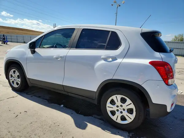 3GNCJKSB4JL419047 2018 CHEVROLET TRAX - Image 2