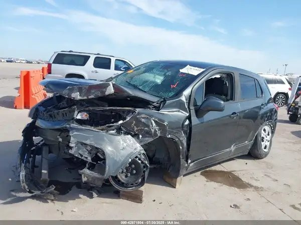 3GNCJKSB4KL166524 2019 CHEVROLET TRAX - Image 2