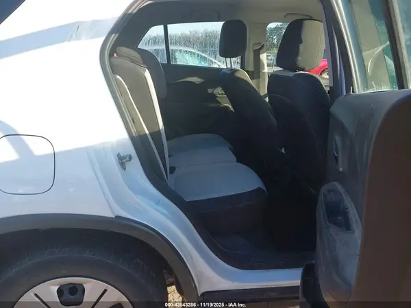 3GNCJKSB4KL178642 2019 CHEVROLET TRAX - Image 8