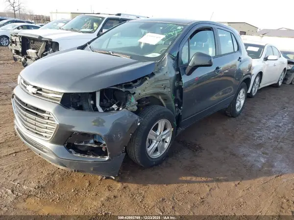 3GNCJKSB4KL380008 2019 CHEVROLET TRAX - Image 2