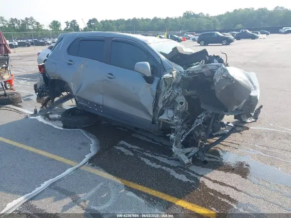 3GNCJKSB4LL176021 2020 CHEVROLET TRAX - Image 1