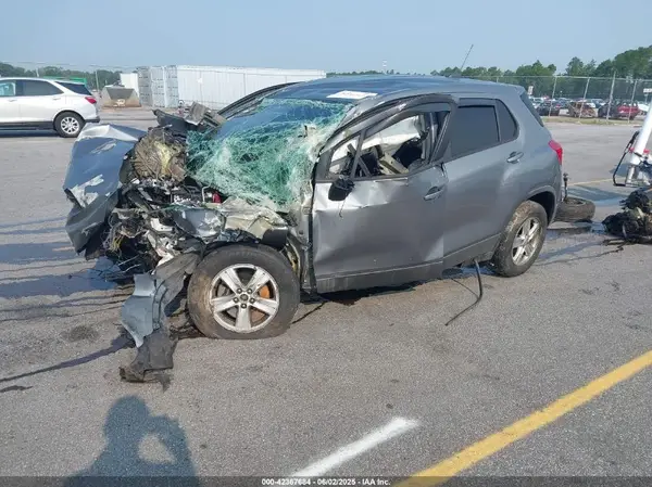 3GNCJKSB4LL176021 2020 CHEVROLET TRAX - Image 2