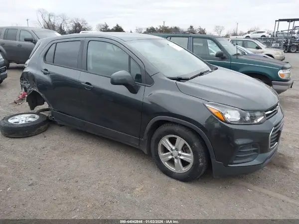 3GNCJKSB4LL215691 2020 CHEVROLET TRAX - Image 1