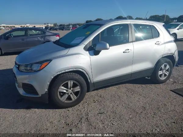 3GNCJKSB4LL286096 2020 CHEVROLET TRAX - Image 2