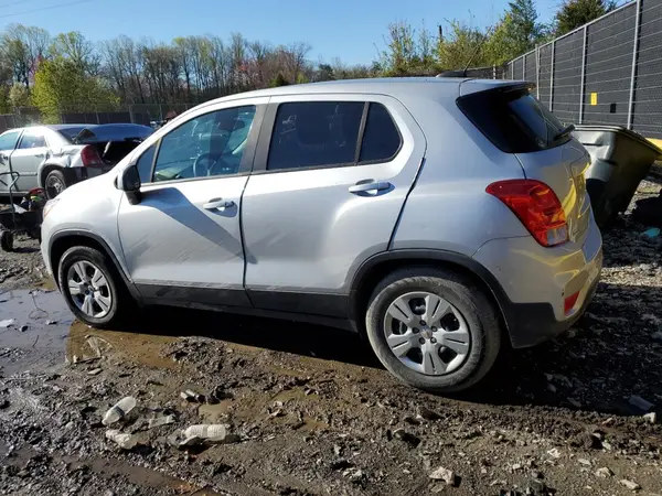 3GNCJKSB5HL257830 2017 CHEVROLET TRAX - Image 2
