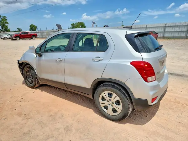 3GNCJKSB5JL191186 2018 CHEVROLET TRAX - Image 2