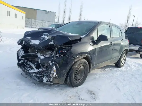 3GNCJKSB5JL198106 2018 CHEVROLET TRAX - Image 2