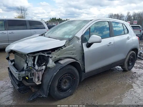 3GNCJKSB5JL199952 2018 CHEVROLET TRAX - Image 2