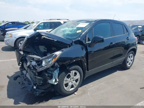 3GNCJKSB5JL225563 2018 CHEVROLET TRAX - Image 2