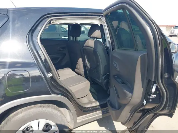 3GNCJKSB5JL225563 2018 CHEVROLET TRAX - Image 8