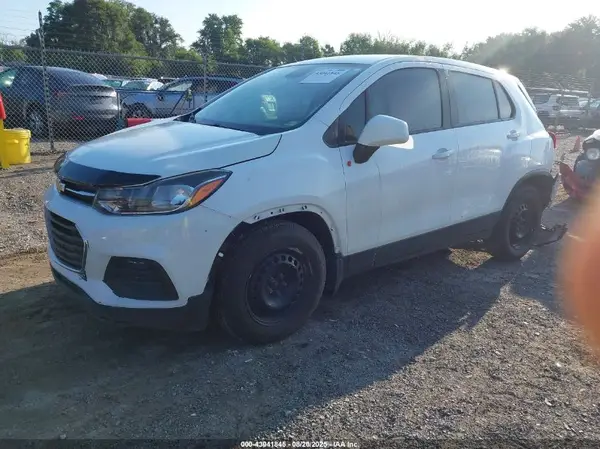 3GNCJKSB5JL228964 2018 CHEVROLET TRAX - Image 2