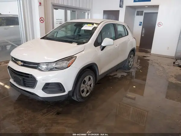 3GNCJKSB5JL237373 2018 CHEVROLET TRAX - Image 2