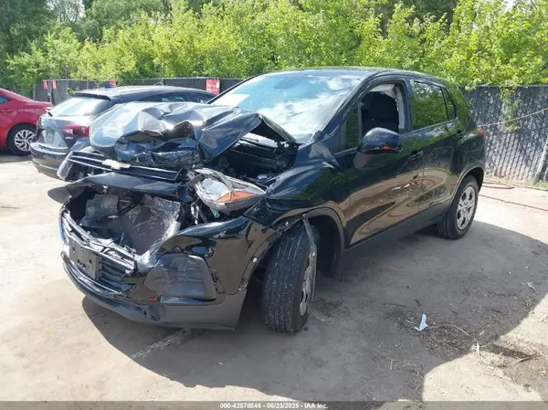 3GNCJKSB5JL261530 2018 CHEVROLET TRAX - Image 2