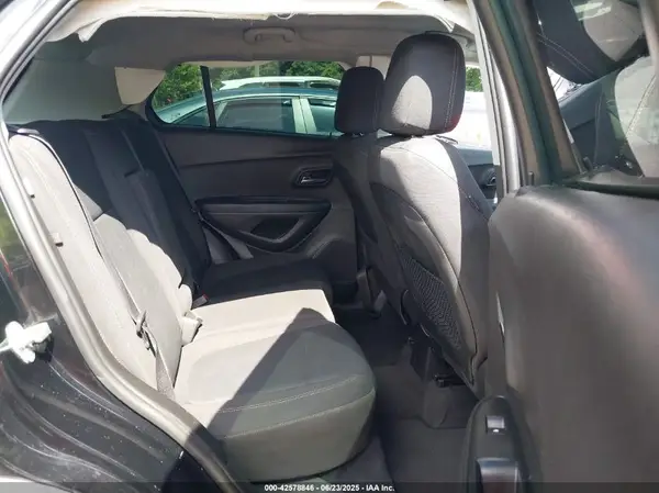 3GNCJKSB5JL261530 2018 CHEVROLET TRAX - Image 8