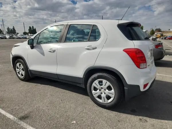 3GNCJKSB5JL353771 2018 CHEVROLET TRAX - Image 2