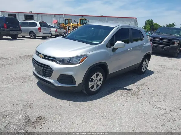 3GNCJKSB5JL358257 2018 CHEVROLET TRAX - Image 2