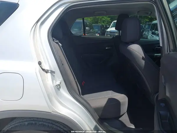 3GNCJKSB5JL358257 2018 CHEVROLET TRAX - Image 8