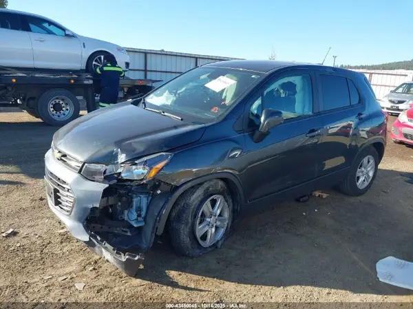 3GNCJKSB5KL233373 2019 CHEVROLET TRAX - Image 2