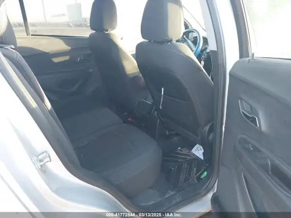 3GNCJKSB5KL270486 2019 CHEVROLET TRAX - Image 8