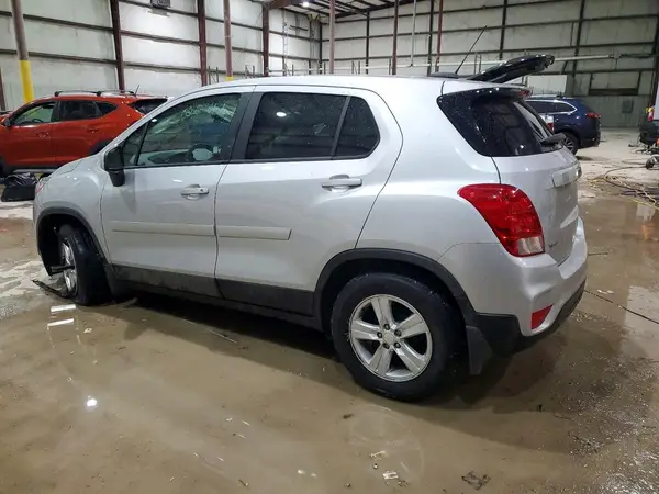 3GNCJKSB5KL375688 2019 CHEVROLET TRAX - Image 2