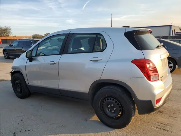 3GNCJKSB6HL279237 2017 CHEVROLET TRAX - Image 2