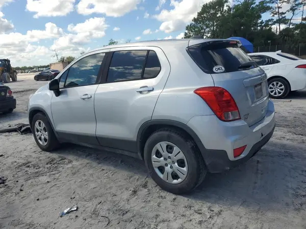 3GNCJKSB6JL225765 2018 CHEVROLET TRAX - Image 2