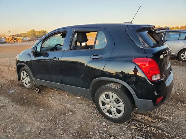 3GNCJKSB6JL332301 2018 CHEVROLET TRAX - Image 2