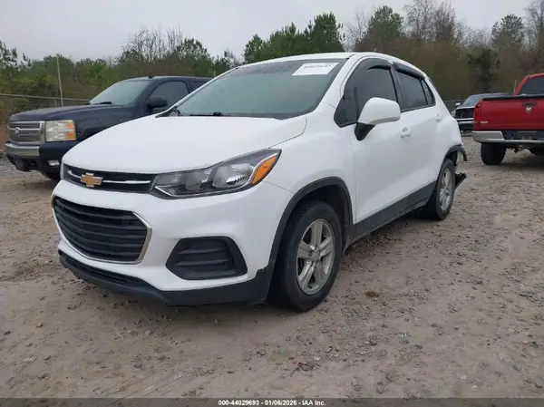 3GNCJKSB6KL215108 2019 CHEVROLET TRAX - Image 2