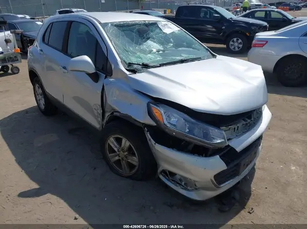 3GNCJKSB6LL188302 2020 CHEVROLET TRAX - Image 1