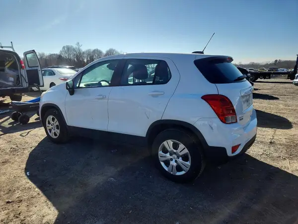3GNCJKSB7HL275102 2017 CHEVROLET TRAX - Image 2