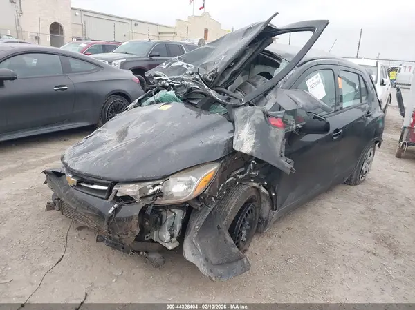 3GNCJKSB7JL186992 2018 CHEVROLET TRAX - Image 2
