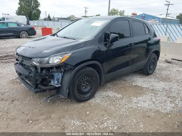 3GNCJKSB7JL205587 2018 CHEVROLET TRAX - Image 2