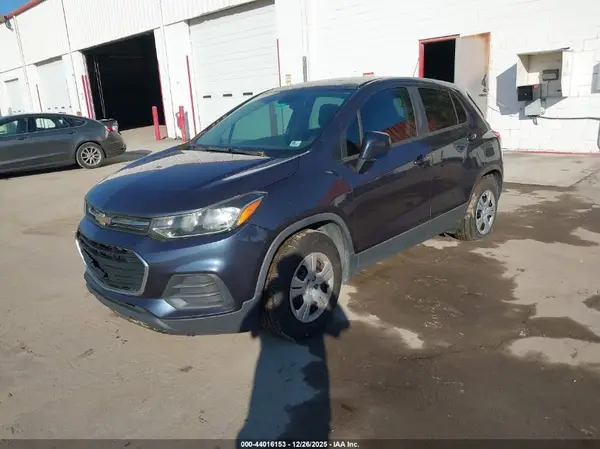 3GNCJKSB7JL207226 2018 CHEVROLET TRAX - Image 2