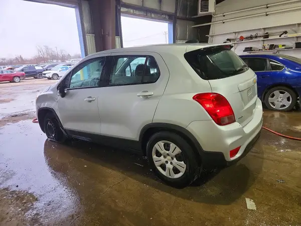 3GNCJKSB7JL221207 2018 CHEVROLET TRAX - Image 2