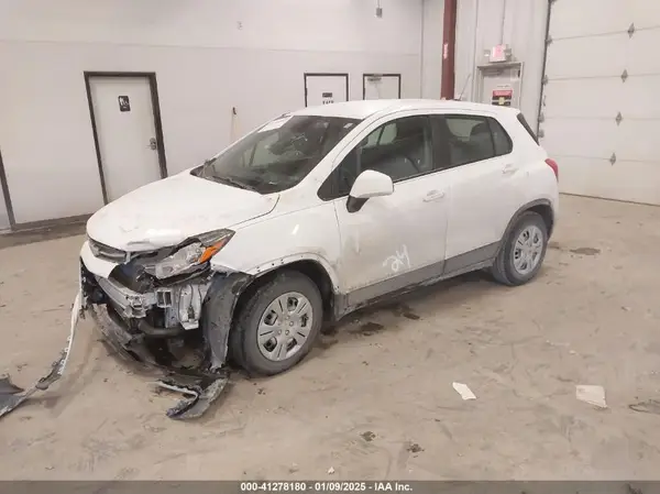 3GNCJKSB7JL352492 2018 CHEVROLET TRAX - Image 2