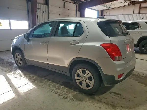 3GNCJKSB7JL393267 2018 CHEVROLET TRAX - Image 2