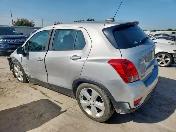3GNCJKSB7JL396900 2018 CHEVROLET TRAX - Image 2