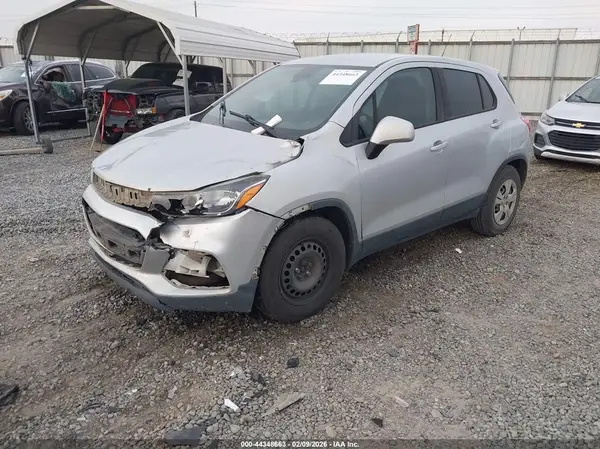 3GNCJKSB7JL410892 2018 CHEVROLET TRAX - Image 2