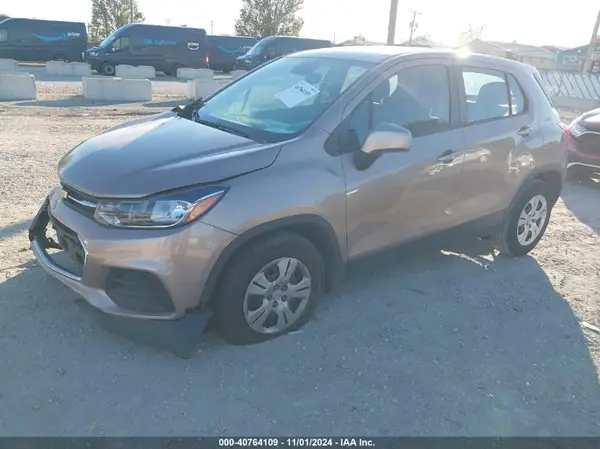 3GNCJKSB7JL412108 2018 CHEVROLET TRAX - Image 2