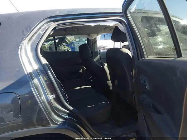 3GNCJKSB7KL118502 2019 CHEVROLET TRAX - Image 8