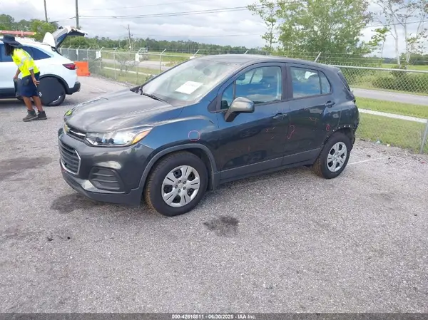 3GNCJKSB7KL164055 2019 CHEVROLET TRAX - Image 2