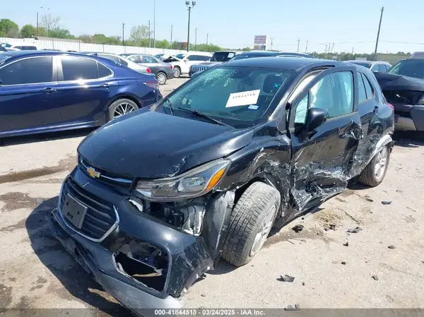 3GNCJKSB7KL206403 2019 CHEVROLET TRAX - Image 2