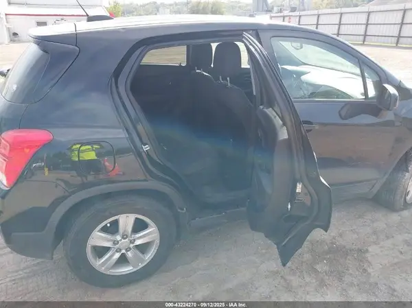 3GNCJKSB7KL276449 2019 CHEVROLET TRAX - Image 8
