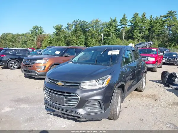 3GNCJKSB7KL285751 2019 CHEVROLET TRAX - Image 2