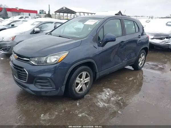 3GNCJKSB7KL301902 2019 CHEVROLET TRAX - Image 2