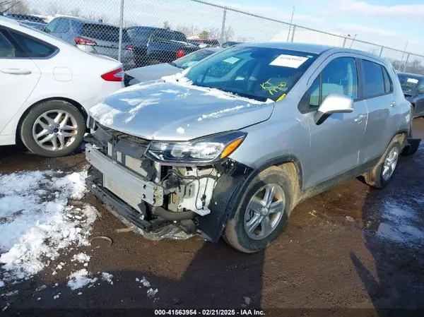 3GNCJKSB7KL384831 2019 CHEVROLET TRAX - Image 2