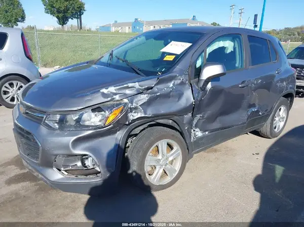 3GNCJKSB7LL180600 2020 CHEVROLET TRAX - Image 2