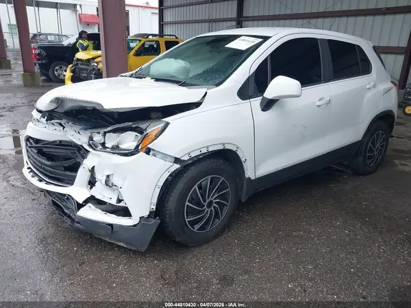 3GNCJKSB8HL133034 2017 CHEVROLET TRAX - Image 2