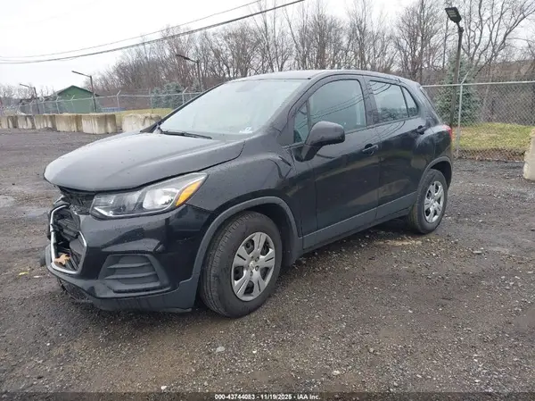 3GNCJKSB8HL238012 2017 CHEVROLET TRAX - Image 2