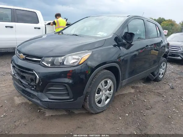 3GNCJKSB8HL263556 2017 CHEVROLET TRAX - Image 2
